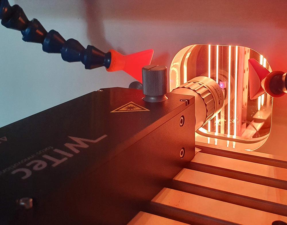 alphaCART 拉曼探头置于HF-CVD反应器窗口前，用于原位监测金刚石涂层和冷却过程。