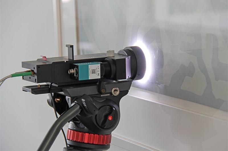 alphaCART 正在对一幅带玻璃外框的画作进行测量